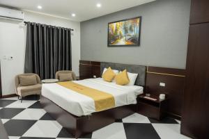 Tuyên QuangAnh Anh Luxury Hotel的配有一张床和一把椅子的酒店客房