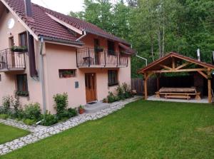 克尔茨什瓦拉乡Casa Iulia & Matei的房屋设有野餐桌和庭院