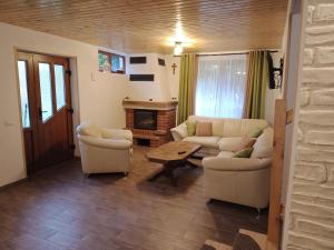 克尔茨什瓦拉乡Casa Iulia & Matei的客厅配有两张沙发和一张桌子