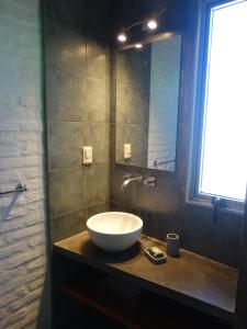 德尔迪阿布罗角Miralejos的浴室设有水槽和镜子,位于柜台上