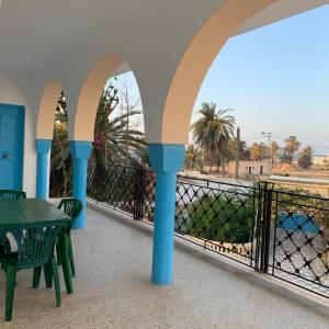 杰尔吉斯Dar El Ferdaous的阳台配有桌椅,享有海景。