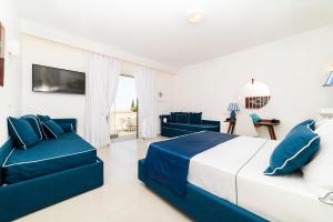 阿马尔菲Residenza Al Pesce D'Oro的白色和蓝色的卧室配有床和沙发