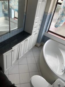 LongfordQuite Broad Rest 5的一间带卫生间、水槽和窗户的浴室