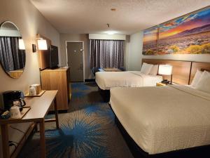 图克姆卡里图克姆卡里戴斯酒店的酒店客房设有两张床和电视。