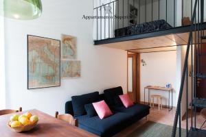 恩波利Appartamenti Ridolfi的客厅配有蓝色的沙发和桌子