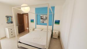 莱乌卡贝尔维尤公寓式酒店的白色卧室配有天蓬床