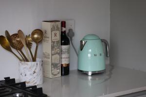 帕尔The Paarl Grand的厨房柜台,配有一瓶葡萄酒和搅拌机