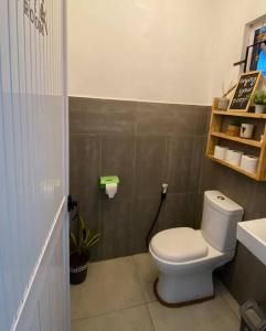 马埃堡Ecozy studio的一间带卫生间和水槽的浴室