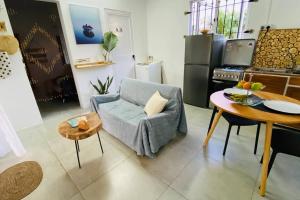 马埃堡Ecozy studio的客厅配有椅子和桌子