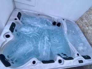 尼基季Momo's House的客房内的浴缸里装满了蓝色的水