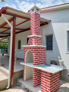 费特希耶Avci Villa-Fethiye 3+1 in Garden with Private Pool, 10 minutes to the beach的房屋前的室外砖炉