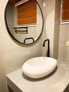 阿拉米诺斯Ace Tiny Home in Alaminos - Home of the Hundred Islands的浴室设有白色水槽和镜子