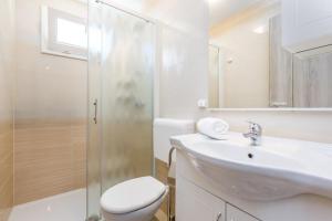 波雷奇Mini camping FUNTANA的浴室配有卫生间、盥洗盆和淋浴。