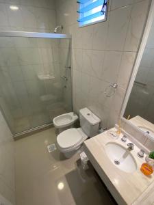 福尔摩沙Cálido y Amplio Dpto Céntrico 1D的浴室配有卫生间、盥洗盆和淋浴。