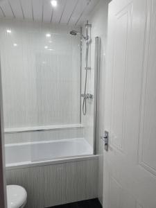 利文斯顿Oldwood Home from Home 3的带淋浴和卫生间的白色浴室