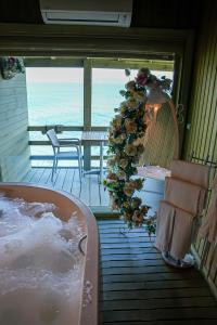 伊兹密尔ForYou OtuzBeş的海景客房内的浴缸