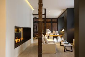 圣地亚哥普尼克美术宫酒店的客厅设有壁炉和沙发。