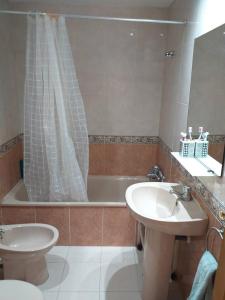 布尔哈索特PISO 4 HABITACIONES BURJASOT的一间带水槽、浴缸和卫生间的浴室