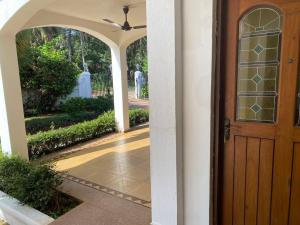 莫尔穆冈1BHK Luxury Homestay In Betalbatim, South Goa的木门房子的入口