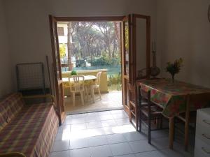 普林希匹纳马尔Rio Marina Bilo的客厅设有通往庭院的门。