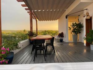 喀巴里特紫外线精品公寓的阳台上的木制甲板上配有桌椅