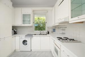 拉夫蒂港Phos Apartment by A&D Properties的白色的厨房配有水槽和洗衣机