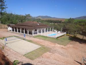 塞拉内格拉Chácara do vô Meireles的享有带游泳池的别墅的顶部景致