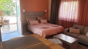 波雷奇马里奇房屋酒店的一间卧室配有一张床、一张沙发和一张桌子