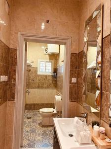 麦加شقة فندقية استديو بطحاءقريش مكة的一间带卫生间、水槽和镜子的浴室