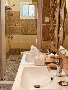 麦加شقة فندقية استديو بطحاءقريش مكة的一间带两个盥洗盆和淋浴的浴室