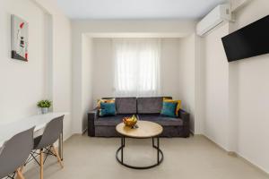 希维利V Luxury Apartments Siviri II的客厅配有沙发和桌子