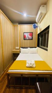 孟买Casa Cabin Stay Mumbai的小房间设有一张黄色平台床