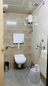 孟买Casa Cabin Stay Mumbai的一间带卫生间和水槽的浴室