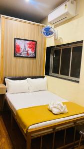 孟买Casa Cabin Stay Mumbai的一间卧室配有一张黄色毯子床