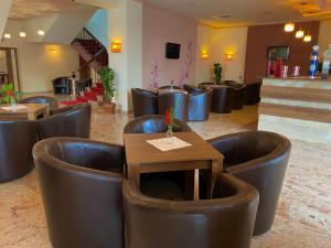 乔阿久拜Hotel Termal的中间设有1间带皮椅和桌子的餐厅