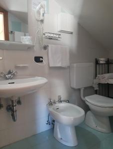 莫埃纳西亚萨阿尔皮纳休闲酒店的白色的浴室设有卫生间和水槽。