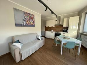 拉莫拉A Casa di Viola - Appartamento的客厅配有沙发和桌子