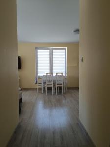 奥瓦瓦Apartament Rodzinny的一间用餐室,在房间内配有桌椅