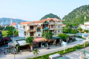 峰牙HOA PHUONG PHONG NHA Hotel的城市街道的顶部景观