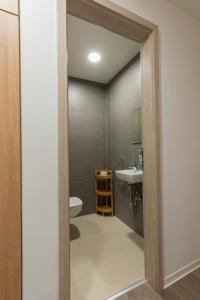 希欧福克Római Panoráma apartman的一间带卫生间和水槽的浴室