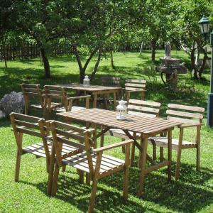 格罗韦Apartamento O CASAL的公园里的一张木头野餐桌和椅子