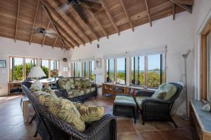 总督港Chez Cay Cottage cottage的带沙发和椅子的客厅以及窗户。