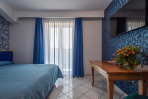 庞特卡格纳诺安科拉酒店的一间卧室配有一张床、一张桌子和一个窗户。