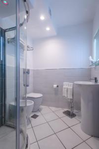 庞特卡格纳诺安科拉酒店的浴室配有卫生间、盥洗盆和淋浴。
