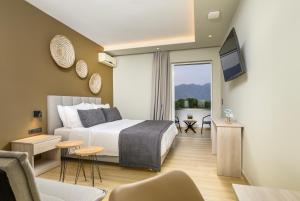 卡尔扎迈纳Nicolas Grand Suites, Adults Only的酒店客房,配有床和电视