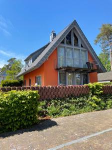 马林费尔德Mueritzblick47的黑色屋顶橙色房子