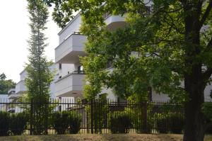 托伦Almi Apartment, Villa Moderno z podziemnym parkingiem的前面有栅栏的白色建筑