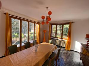 JaujacNOUVEAU Villa Olga的一间带桌椅和窗户的用餐室
