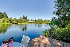 洋滨市Ocean Shores Retreat with Porch and Canal Views!的享有湖景,在码头上摆放着两把椅子