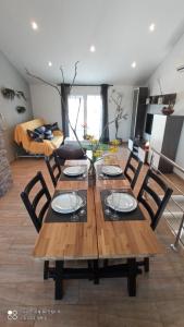 代尔特布雷APARTAMENTO ZEN的客厅配有一张木桌和椅子